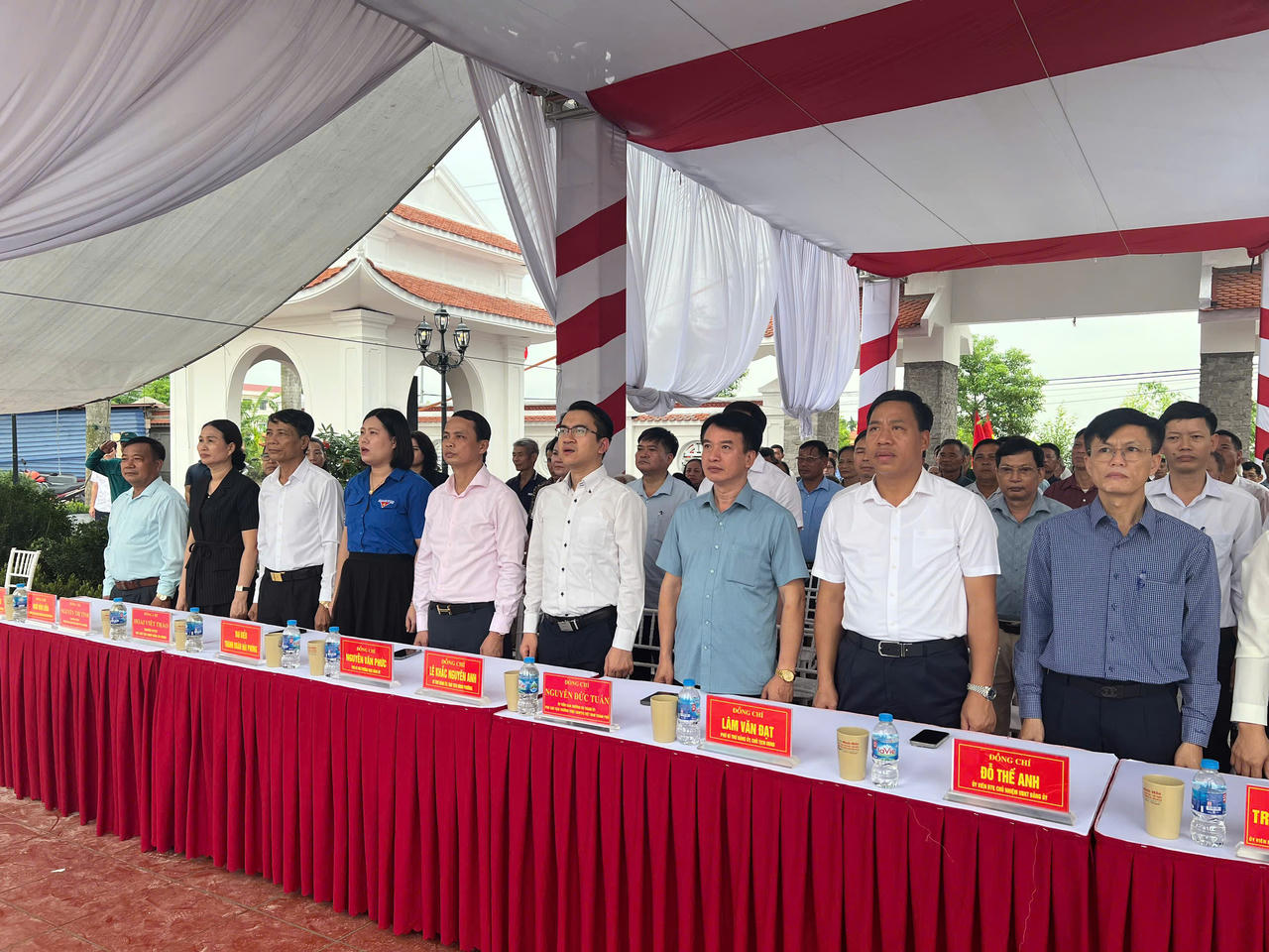 Các đại biểu tham dự lễ Khánh thành Dự án Nghĩa trang liệt sĩ An Hoà.