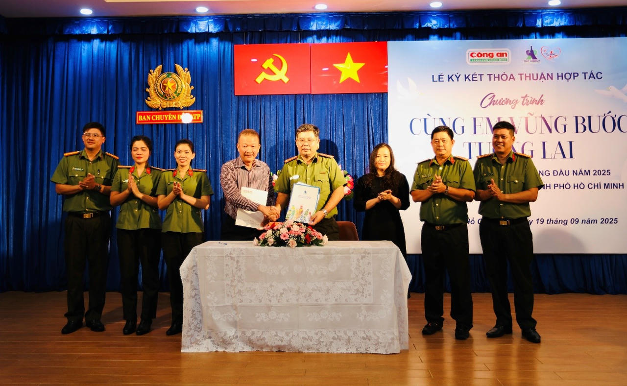 Chương trình “Cùng em vững bước tương lai” do Tân Hiệp Phát phối hợp với Ban Chuyên đề Công An TPHCM triển khai trong 12 năm (2025-2037) với tổng kinh phí hơn 9 tỷ đồng.