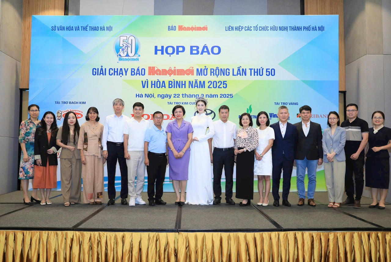 Ban tổ chức chụp hình lưu niệm cùng Á hậu 1 Nguyễn Linh Chi – Hoa hậu Biển Việt Nam Toàn cầu 2025 và các nhà tài trợ. Ảnh Quang Thái