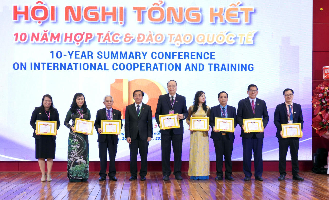 TS Samlane Phankhavong - Thứ trưởng Bộ Giáo dục và Thể thao nước CHDCND Lào trao giấy khen cho tập thể, cá nhân thuộc Trường