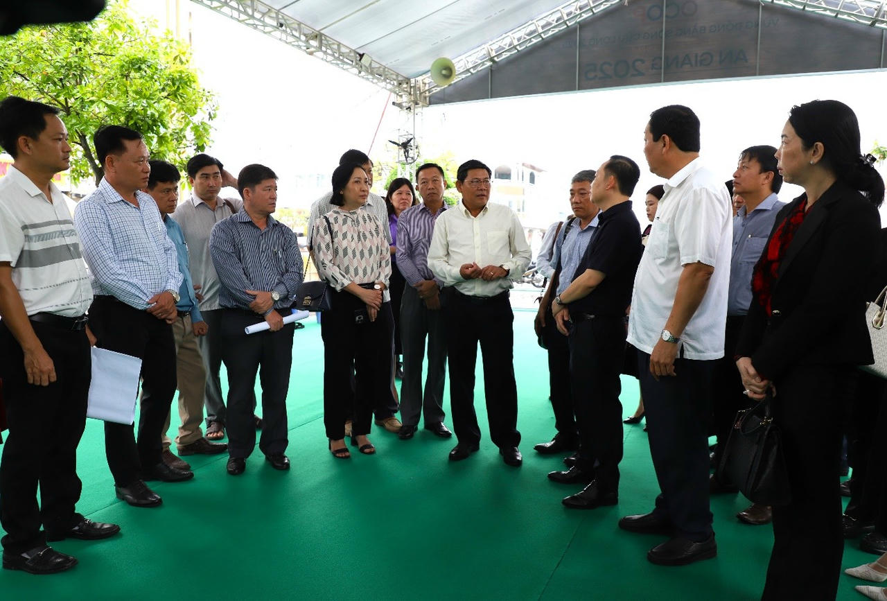 Phó Chủ tịch UBND tỉnh An Giang Ngô Công Thức nghe cáo sở, ngành báo cáo tiến độ thực hiện nhiệm vụ tại buổi kiểm tra. Ảnh: B.T