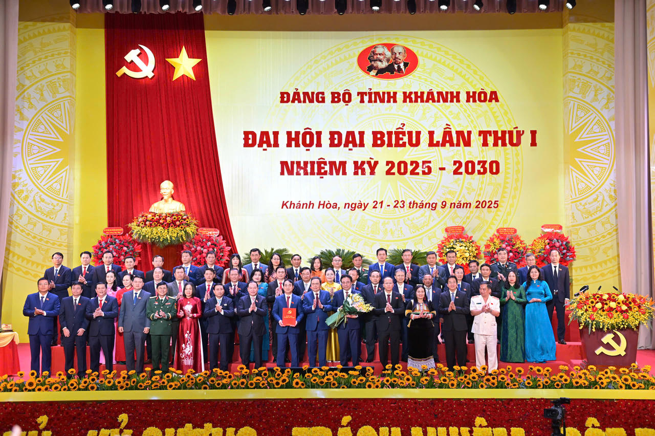 Chủ tịch Quốc hội Trần Thanh Mẫn trao quyết định và tặng hoa chúc mừng Ban Chấp hành Đảng bộ tỉnh nhiệm kỳ 2025 - 2030.