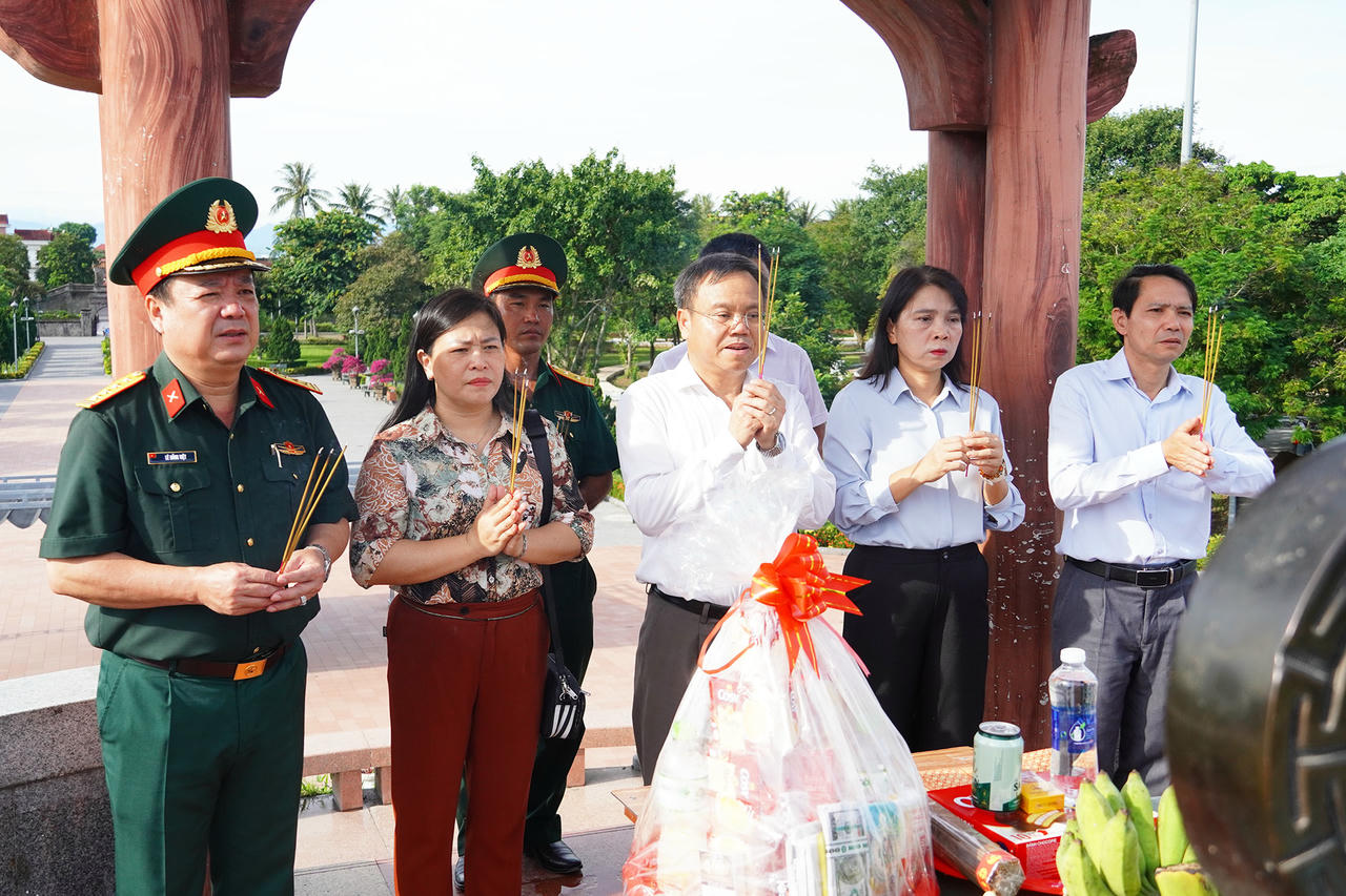 Phó Chủ tịch UBND tỉnh Lê Đức Tiến và đoàn công tác dâng hương tại Thành Cổ Quảng Trị.