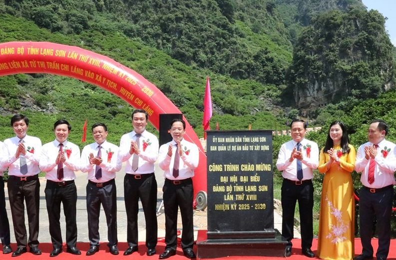 Lãnh đạo tỉnh Lạng Sơn, lãnh đạo xã Chi Lăng thực hiện nghi thức gắn biển công trình chào mừng Đại hội đại biểu Đảng bộ tỉnh Lạng Sơn.