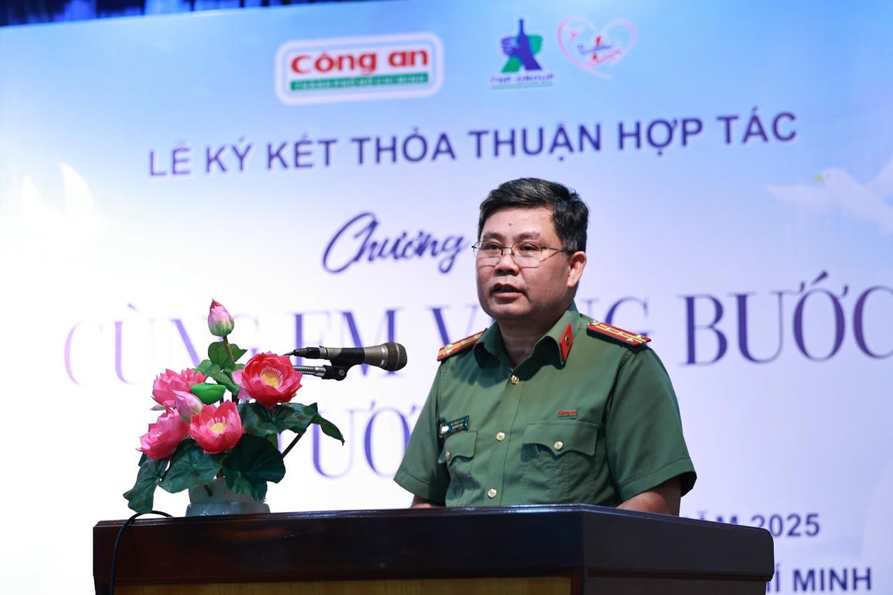 Đại tá Bùi Ngọc Giáp, Trưởng Ban Chuyên đề Công an TPHCM phát biểu tại lễ ký kết.