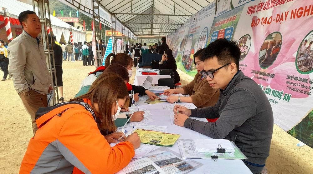 Một buổi tư vấn xuất khẩu lao động tại Hội chợ việc làm trên địa bàn (ảnh Minh Quân - Báo Nghệ An)