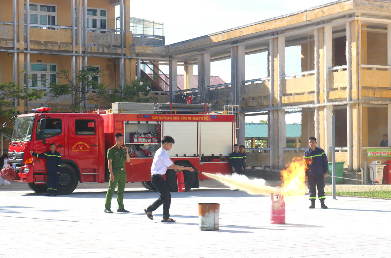 Học sinh được hướng dẫn sử dụng bình chữa cháy 