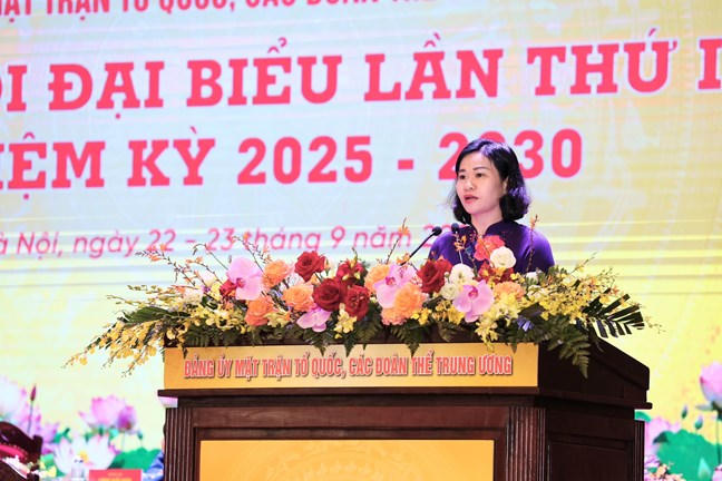 Phó Chủ tịch Ủy ban Trung ương MTTQ Việt Nam, Chủ tịch Hội Liên hiệp Phụ nữ Việt Nam Nguyễn Thị Tuyến trình bày tham luận tại Đại hội. Ảnh: Minh Hiển