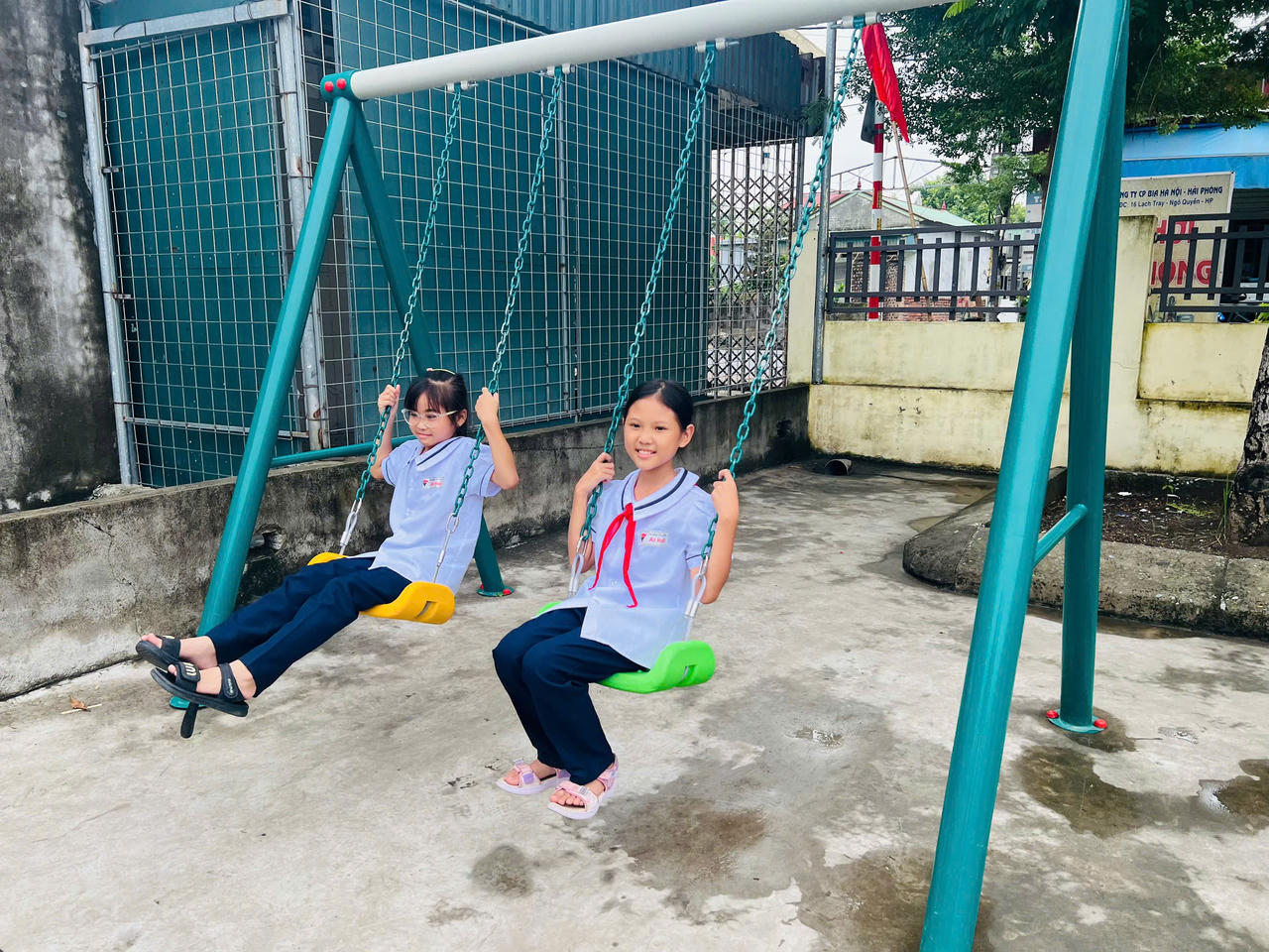 Trong tiếng cười trẻ thơ và sự háo hức của phụ huynh, lễ khánh thành thực sự trở thành ngày hội của cộng đồng.