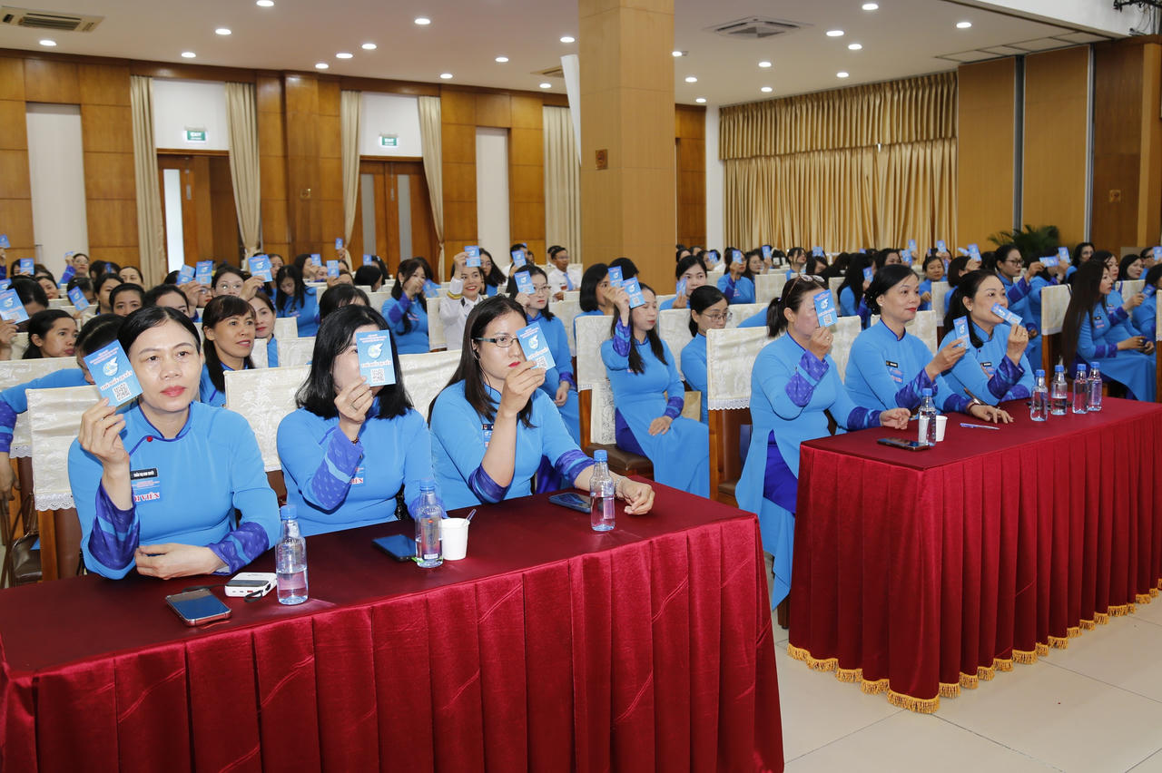 Biểu quyết thông qua Nghị quyết đại hội