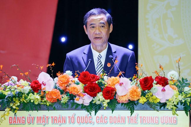 Ông Nguyễn Thái Học, Phó Bí thư Đảng ủy MTTQ, các đoàn thể Trung ương trình bày Báo cáo tổng hợp ý kiến tham gia vào dự thảo các Văn kiện trình Đại hội đại biểu toàn quốc lần thứ XIV của Đảng. Ảnh: Minh Hiển