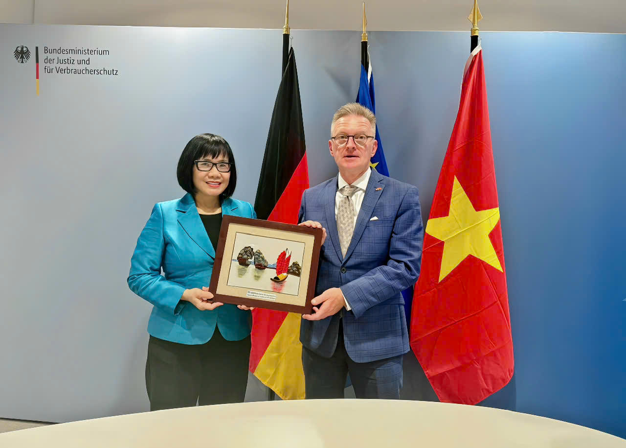 Thứ trưởng Đặng Hoàng Oanh làm việc với Bộ Tư pháp CHLB Đức.