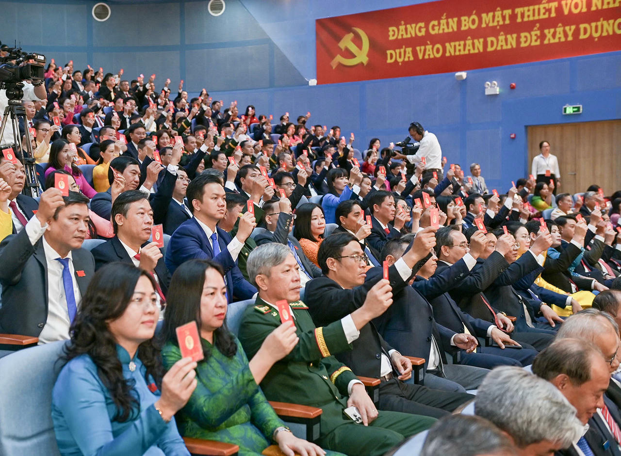 Đại biểu biểu quyết thông qua Báo cáo thẩm tra tư cách đại biểu chính thức dự đại hội.