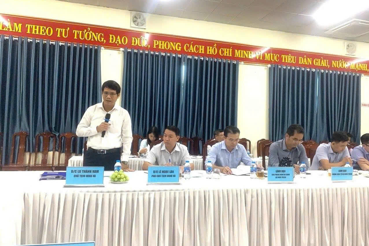 Chủ tịch UBND xã Nhơn Trạch Lư Thành Nam báo cáo về công tác CCHC với Đoàn kiểm tra 195. (Ảnh trong bài: H.N.Hiếu)