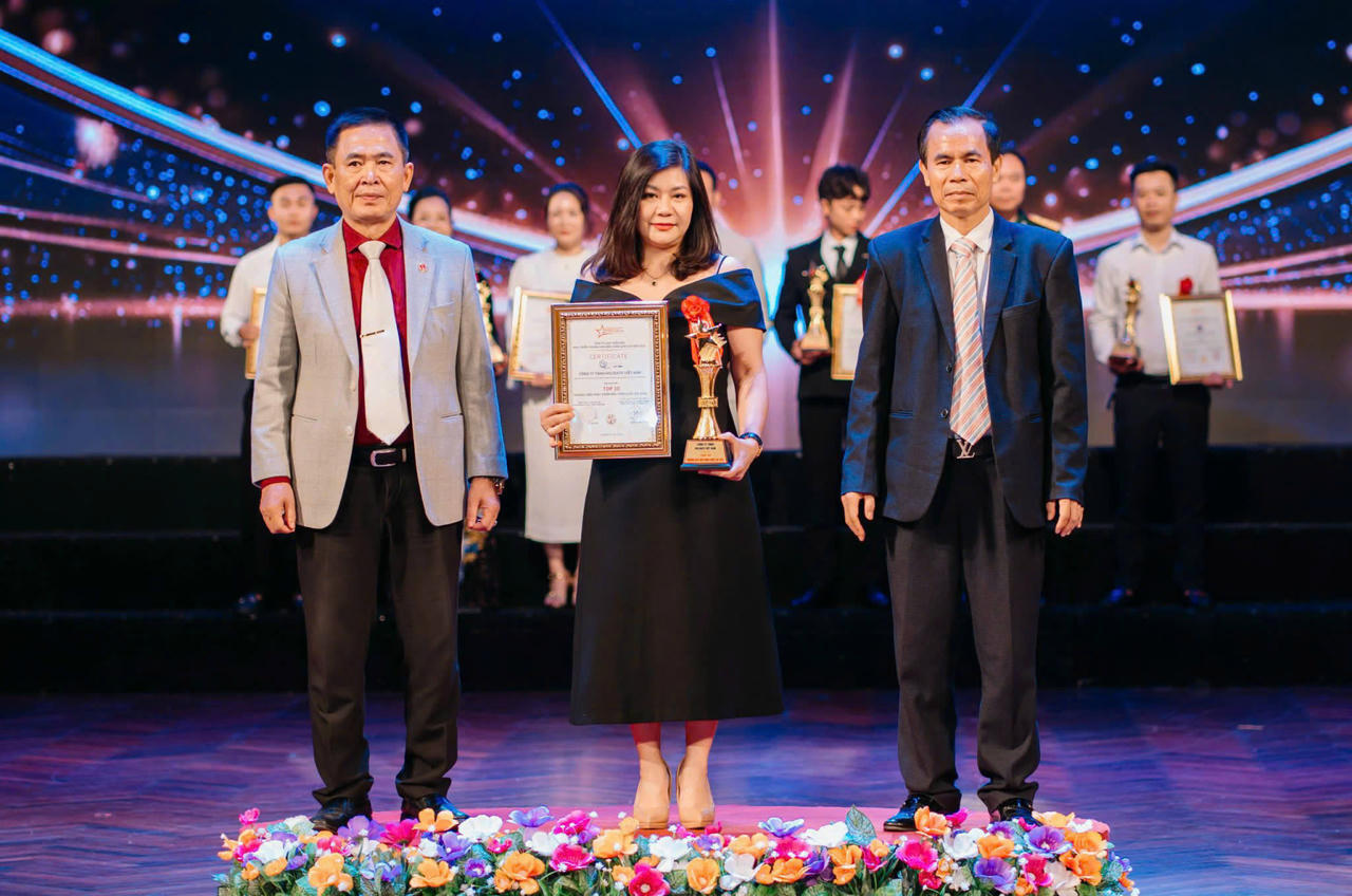 Đại diện Holidays Việt Nam nhận giải thưởng