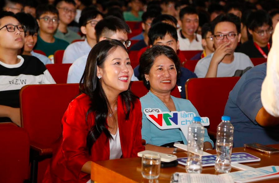 Bà Thái Minh Diễm Tú ấn tượng trước tài năng của sinh viên Đại học Bách Khoa.
