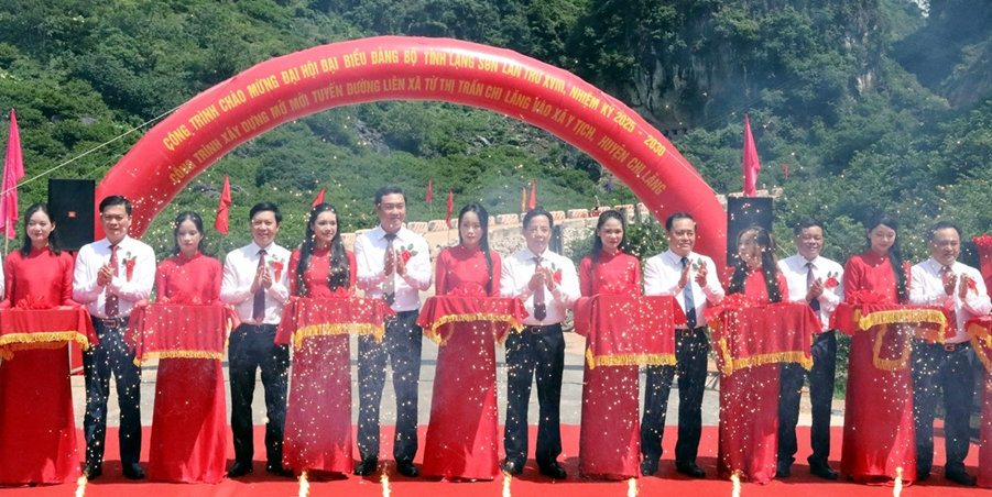 Nghi thức cắt băng khánh thành dự án.