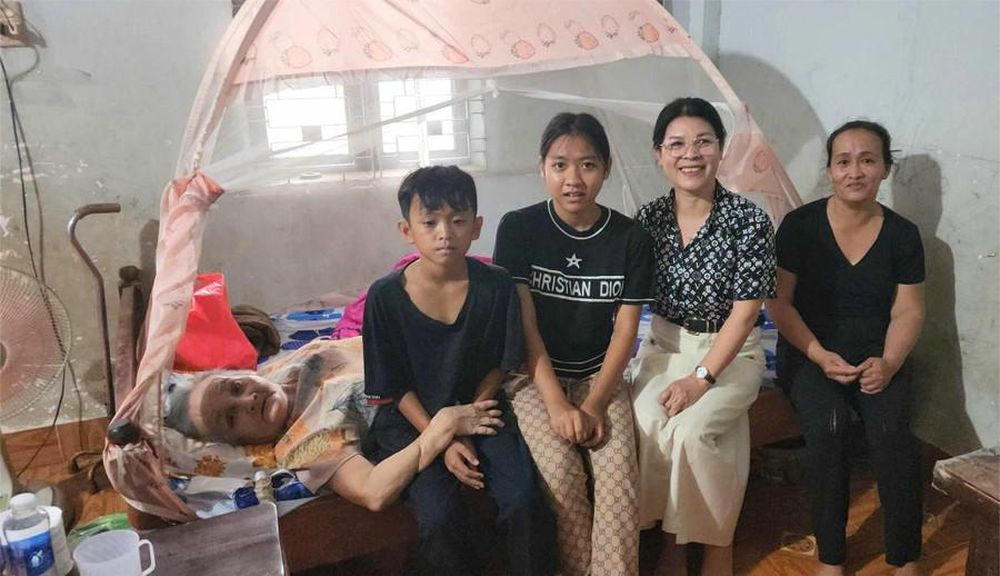 Em Khang sống với chị gái và bà nội. (Ảnh TT)