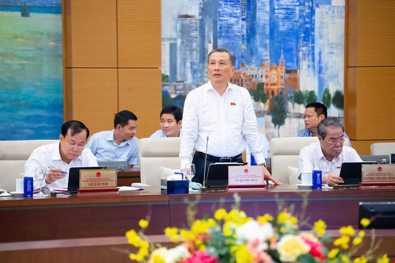 Chủ nhiệm Uỷ ban Khoa học Công nghệ và Môi trường Lê Quang Huy phát biểu tại phiên họp.