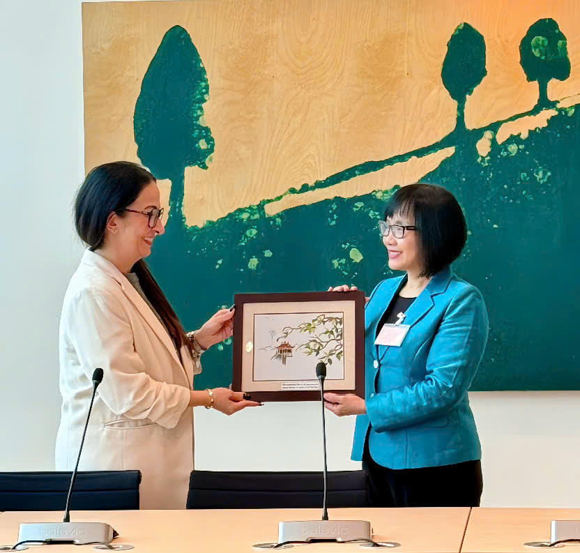 Thứ trưởng Đặng Hoàng Oanh tặng quà lưu niệm Chủ tịch Ủy ban dân nguyện, Quốc hội LIên bang Đức.