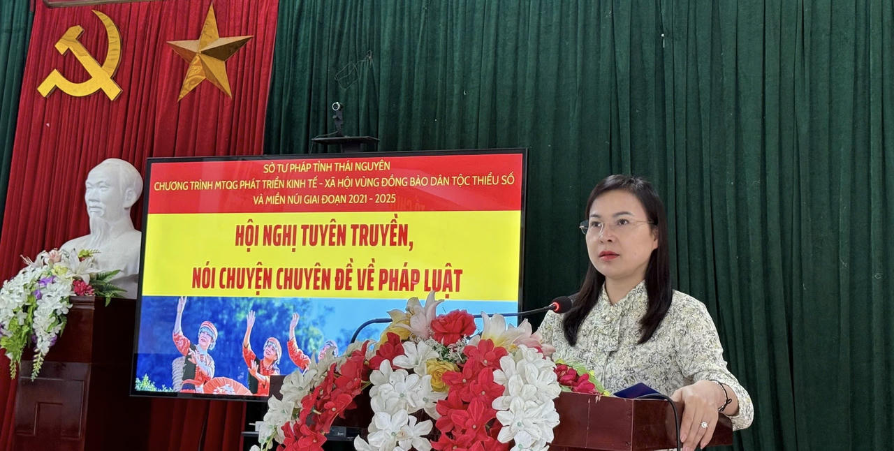 Bà Hoàng Thu Chung, Phó Giám đốc Sở Tư pháp tỉnh Thái Nguyên phát biểu tại Hội nghị. (Ảnh: Lê Hanh)