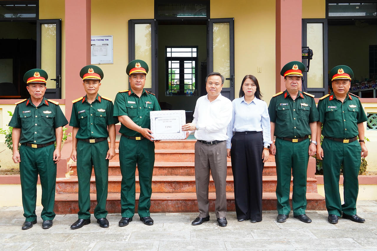 Đoàn công tác tặng quà, thăm hỏi, động viên lực lượng làm nhiệm vụ quy tập hài cốt liệt sĩ.