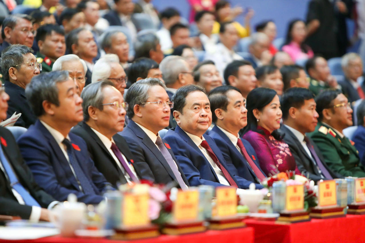 Các đồng chí lãnh đạo Trung ương và tỉnh Khánh Hòa dự khai mạc đại hội.