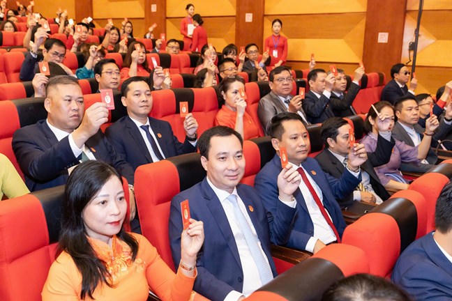  Đại biểu biểu quyết thông qua Chương trình, Nội quy, Quy chế làm việc của Đại hội. Ảnh: Minh Hiển