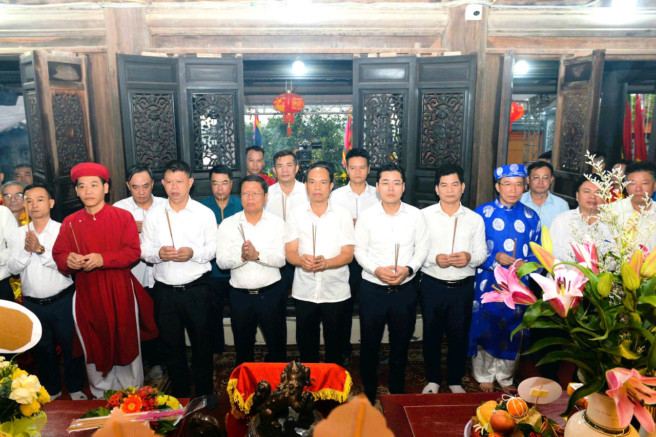 Trang trọng Lễ dâng hương, thượng cờ khai hội Lễ hội chọi trâu Đồ Sơn 2025
