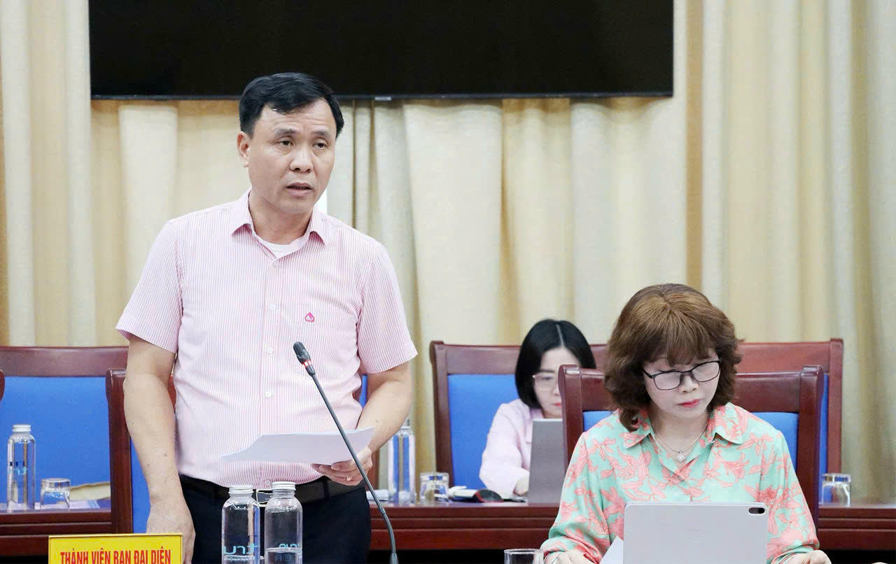 Phó Giám đốc phụ trách NHCXHH tỉnh Nghệ An - ông Hoàng Xuân Thuỷ.