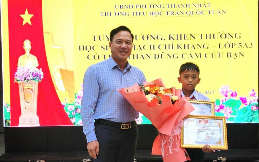 Tuyên dương học sinh lớp 5 dũng cảm cứu bạn trong vụ thảm án ở Đắk Lắk