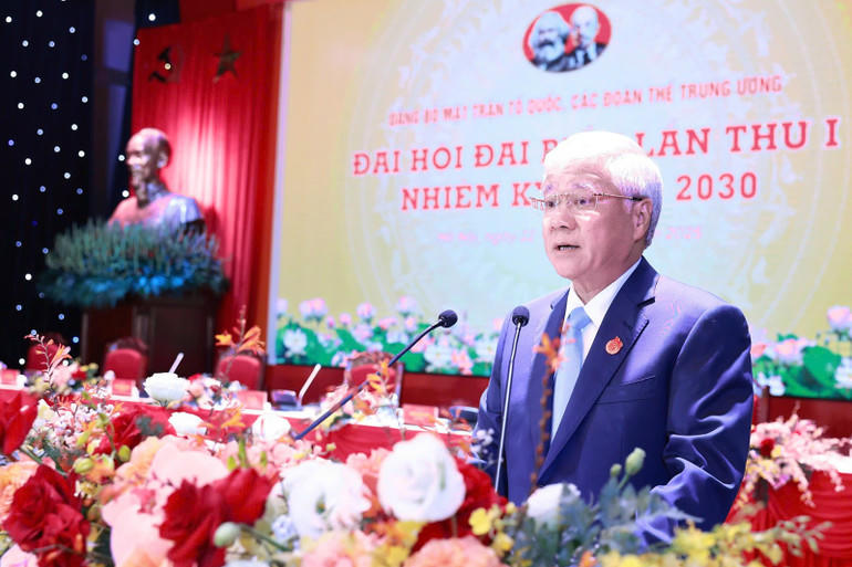 Đồng chí Đỗ Văn Chiến, Ủy viên Bộ Chính trị, Bí thư Trung ương Đảng, Bí thư Đảng ủy MTTQ, các đoàn thể Trung ương, Chủ tịch Ủy ban Trung ương MTTQ Việt Nam điều hành Đại hội.