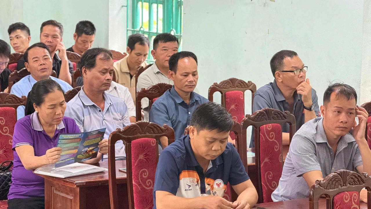 Đông đảo người dân đến nghe tuyên truyền phổ biến giáo dục pháp luật. (Ảnh: Lê Hanh)