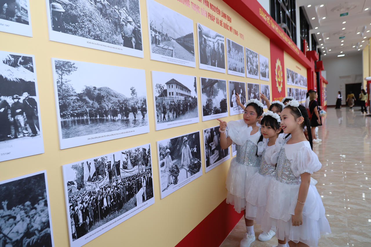 Triển lãm ảnh với chủ đề “Đảng bộ tỉnh Thái Nguyên – Hành trình đổi mới và kiến tạo” .