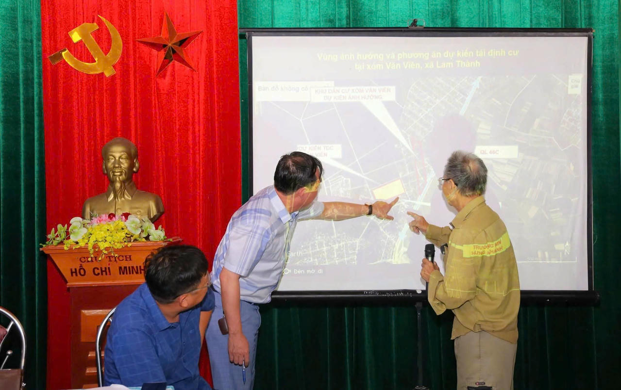 Chính quyền xã Lam Thành đối thoại với nhân dân bị ảnh hưởng dự án để lựa chọn địa điểm tái định cư