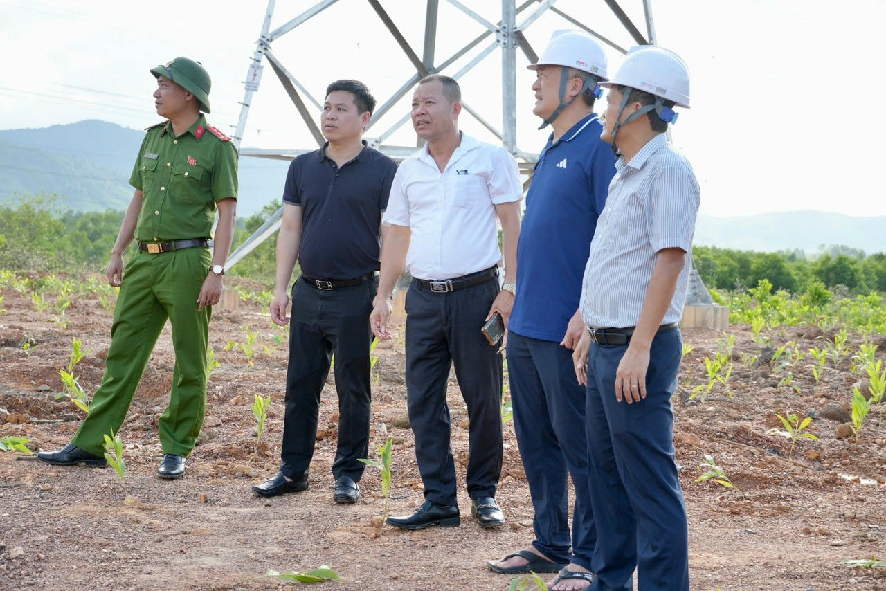 Ông Phạm Việt Thắng - Phó Giám đốc PC Hà Tĩnh, đại diện Ban Quản lý dự án Lưới điện và các đơn vị liên quan kiểm tra, khảo sát tiến độ nghiệm thu, đóng điện xuất tuyến 110kV sau TBA 220kV Vũng Áng.