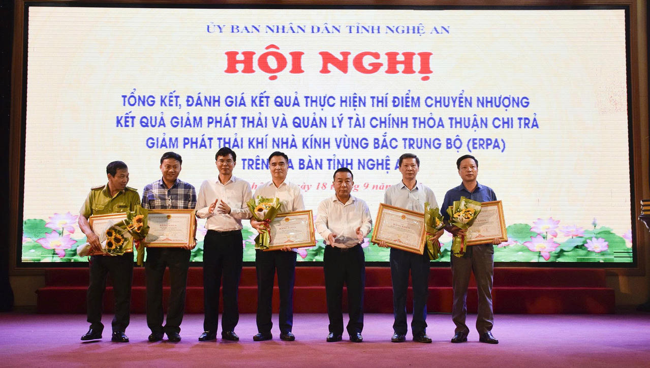 UBND tỉnh Nghệ An tặng bằng khen cho 5 tập thể có thành tích xuất sắc.