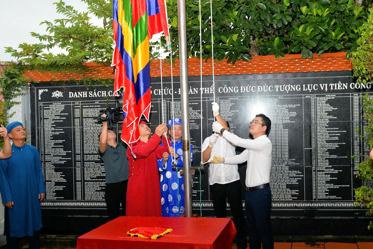 Các đại biểu thực hiện nghi thức thượng cờ khai hội. 