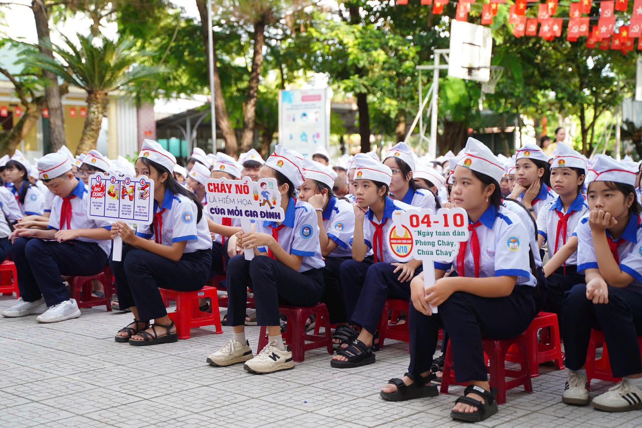 Học sinh trường THCS Nguyễn Thị Minh Khai lắng nghe các quy định, thể lệ của cuộc thi.