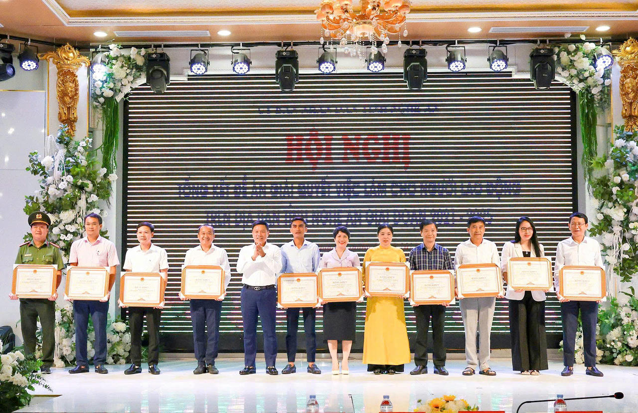 7 tập thể và 5 cá nhân có thành tích xuất sắc trong giải quyết việc làm cho người lao động trên địa bàn tỉnh được UBND tỉnh tặng bằng khen.