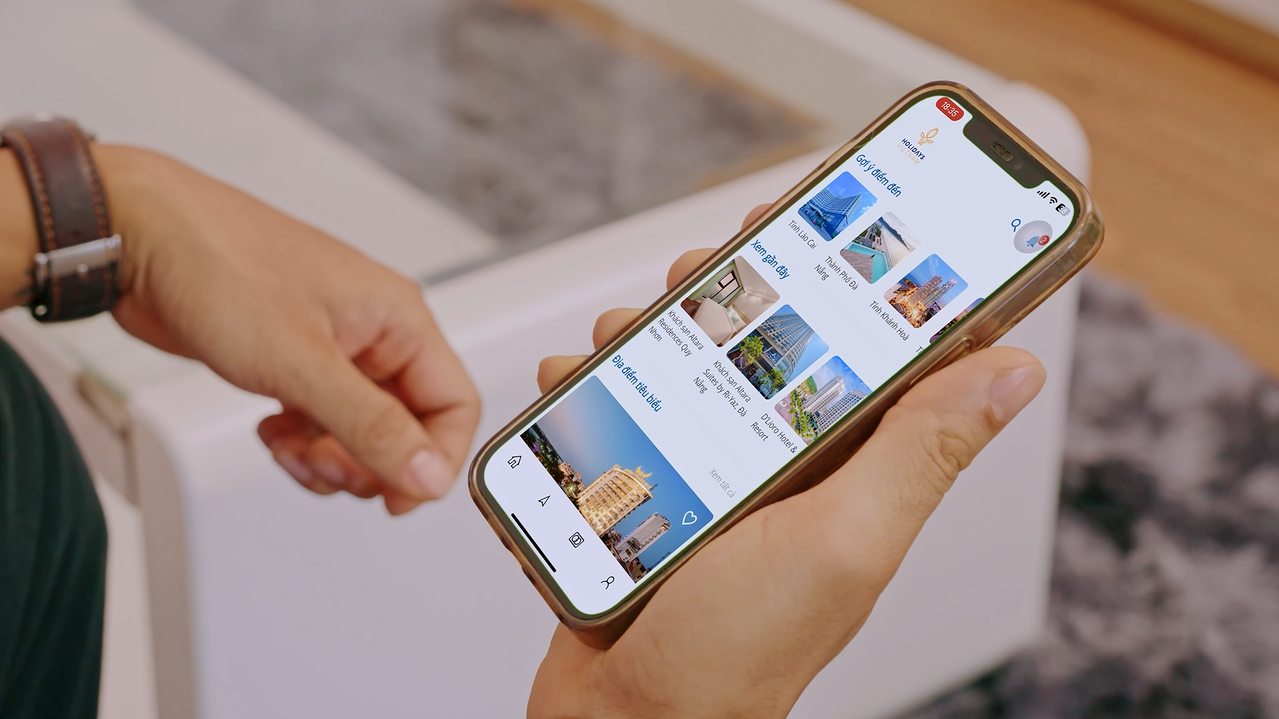Ứng dụng trên điện thoại của Holidays Việt Nam tích hợp nhiều tiện ích hỗ trợ khách hàng