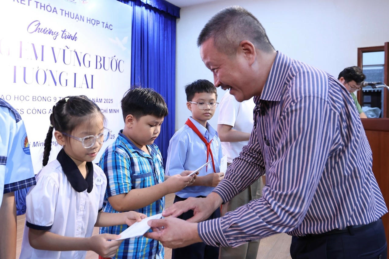 Ông Nguyễn Duy Hưng trao học bổng đến tận tay các em nhỏ.