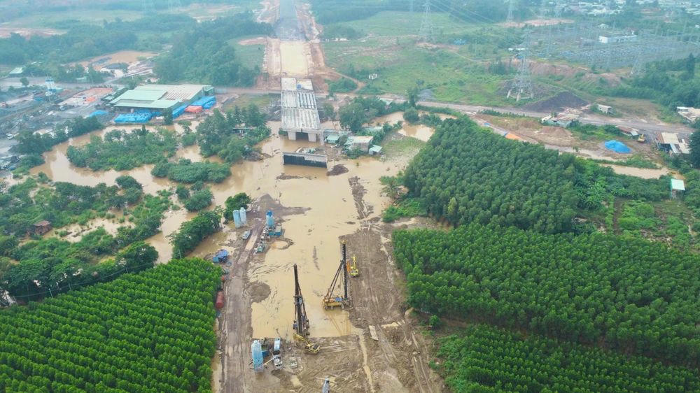 Ông Nguyễn Trung Bộ, Giám đốc Ban điều hành Công ty Trung Nam cho biết, mưa lớn kéo dài khiến tiến độ gói thầu 18 bị chậm.