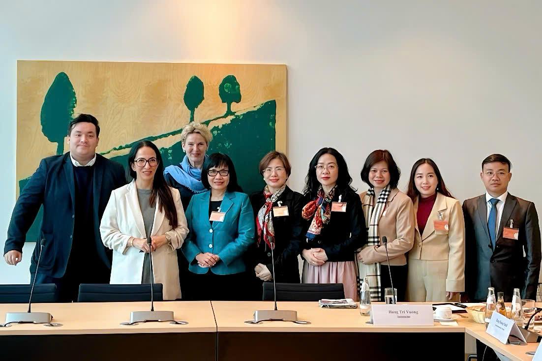 Thứ trưởng Đặng Hoàng Oanh cùng Đoàn công tác làm việc với UB dân nguyện QH Liên bang Đức