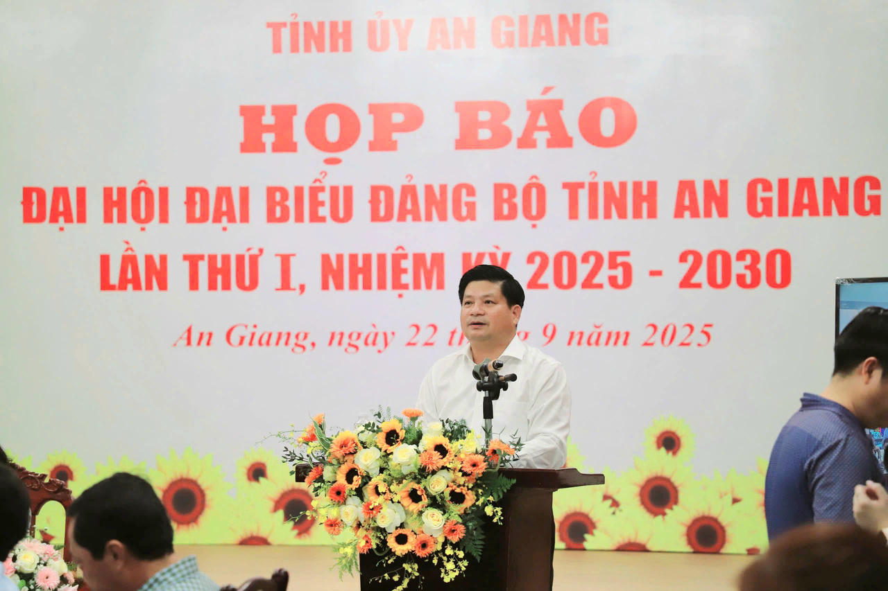 Ông Tống Phước Trường - Trưởng Ban Tuyên giáo và Dân vận Tỉnh ủy cung cấp thông tin về Đại hội đại biểu Đảng bộ tỉnh An Giang lần thứ I, nhiệm kỳ 2025 - 2030 tại họp báo.