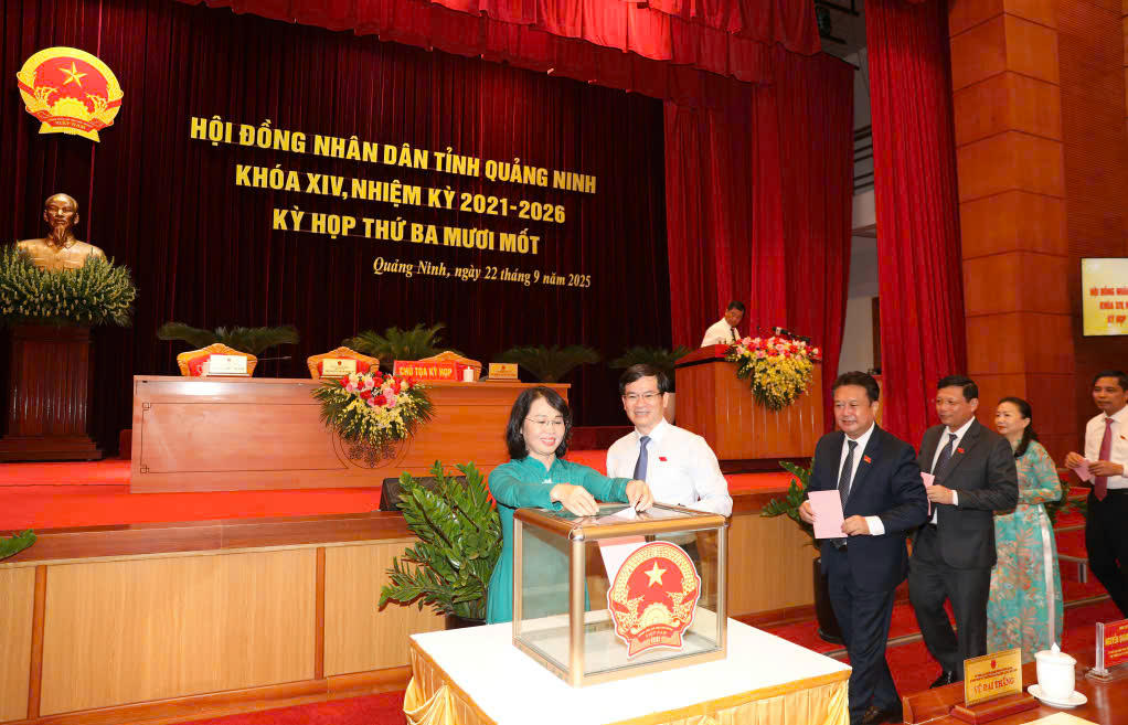 Các đại biểu HĐND tỉnh bỏ phiếu bầu Chủ tịch UBND tỉnh khóa XIV, nhiệm kỳ 2021-2026.