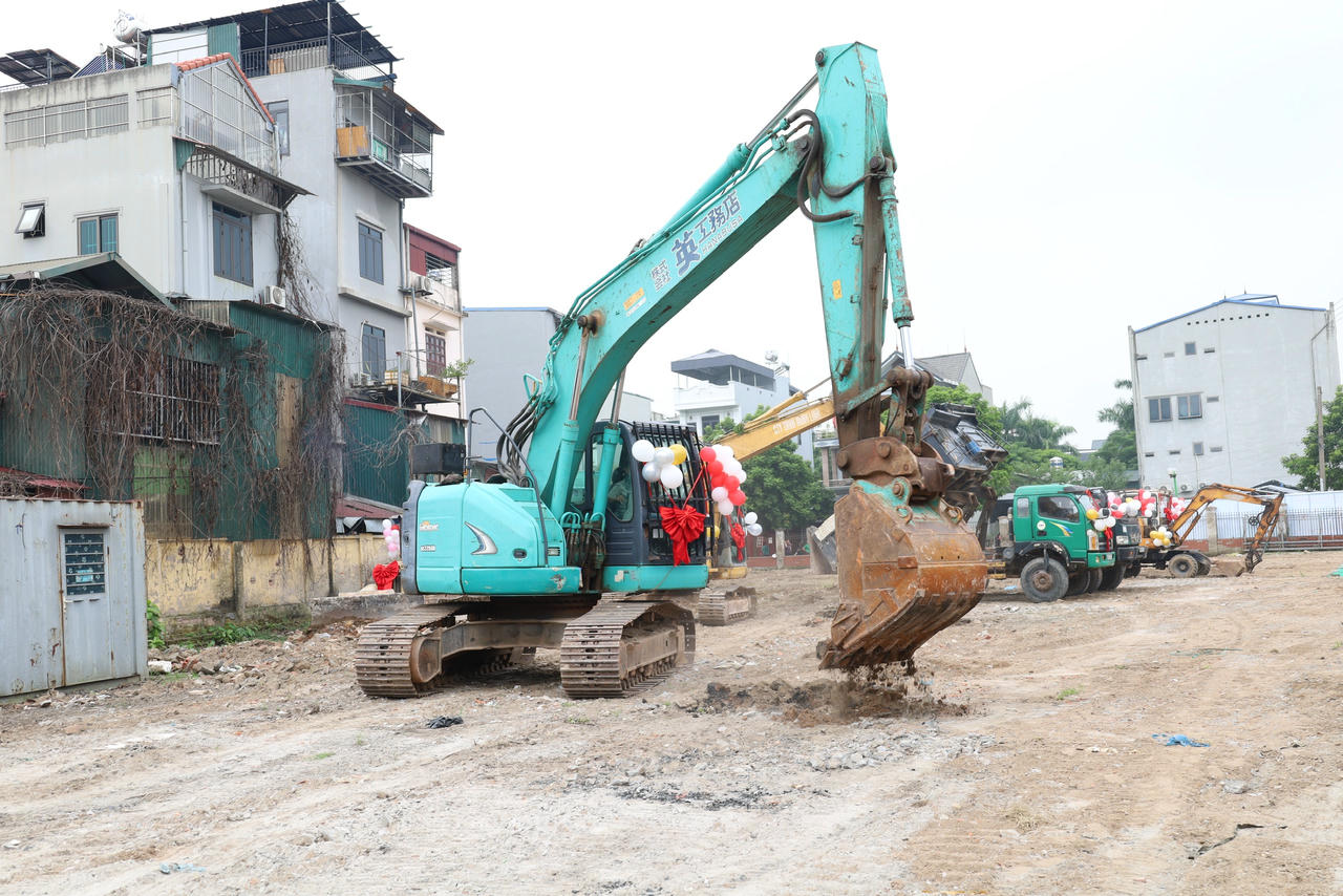 Tại buổi lễ, sau nghi thức phát động, hàng loạt máy móc trang thiết bị thực hiện nghi lễ động thổ.