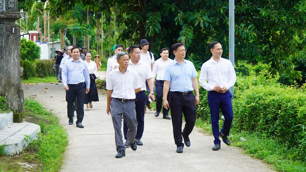 Phó Chủ tịch Thường trực UBND TP Huế Nguyễn Thanh Bình kiểm tra, khảo sát hoạt động du lịch cộng đồng, sinh thái tại làng cổ Phước Tích, phường Phong Dinh.