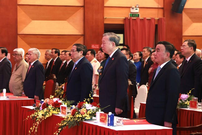 Các đại biểu tham dự tiến hành nghi thức Chào cờ. Ảnh: PV