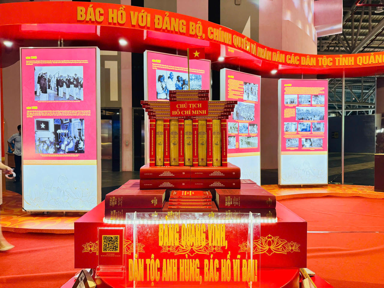 Không gian trưng bày, triển lãm được thiết kế công phu, khoa học, với hàng nghìn đầu sách, báo, tài liệu kết hợp với ảnh tư liệu, hiện vật tiêu biểu, cổ động trực quan sinh động nhấn mạnh về sự hình thành, phát triển của Đảng bộ tỉnh qua các kỳ Đại hội.